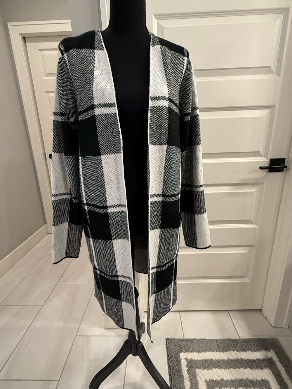 Open-Front Plaid Long Cardigan Sweater - Black & White